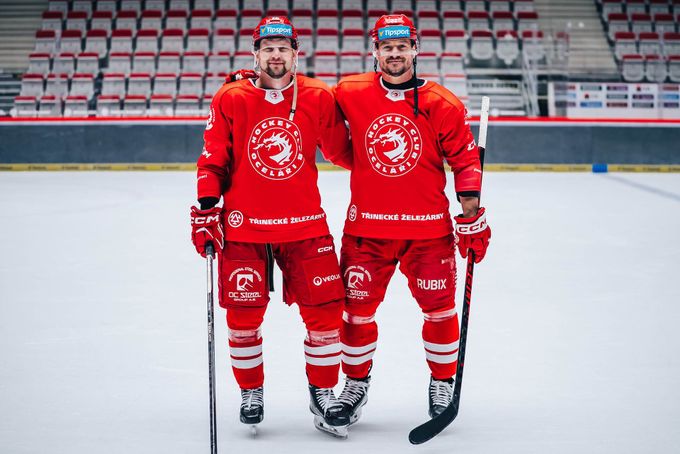 ONLINE: Třinec - Kometa 1:0. Rozlučka s legendami a hned gól! Oceláři skórují v první minutě ONLINE: Třinec - Kometa 1:0. Rozlučka s legendami a hned gól! Oceláři skórují v první minutě