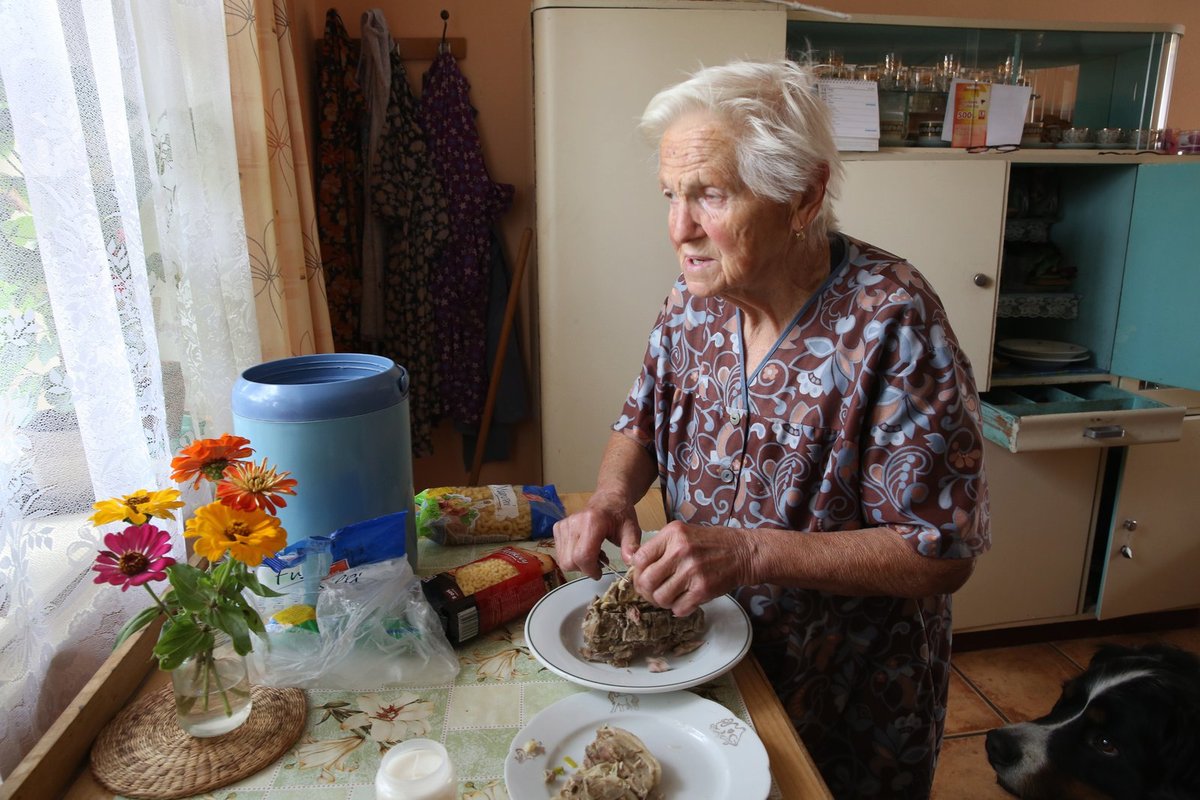 Babička Věra zůstala ve velkém domě sama.