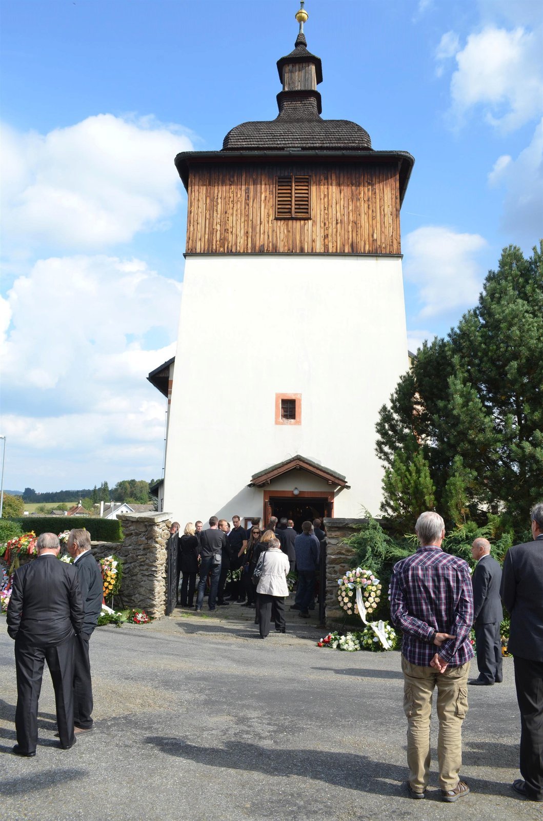 Všichni smuteční hosté se do kostelíka nevešli.