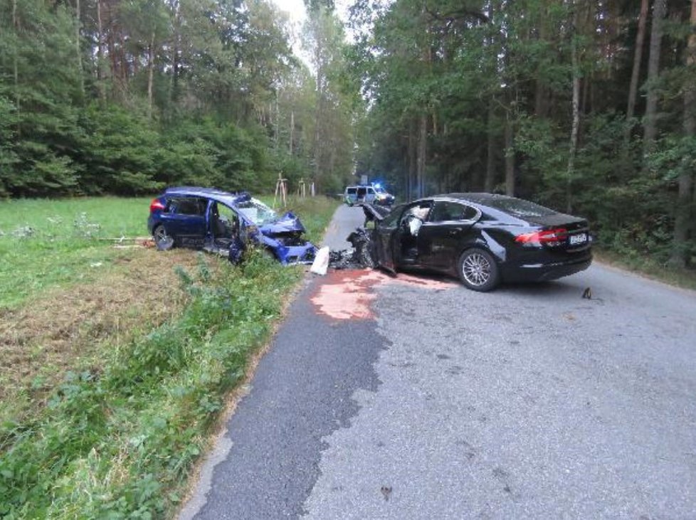 Modrý ford doslova rozstřelil luxusní Jaguar XP známého sexuologa.