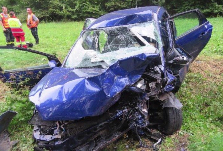 Modrý ford doslova rozstřelil luxusní Jaguar XP známého sexuologa.