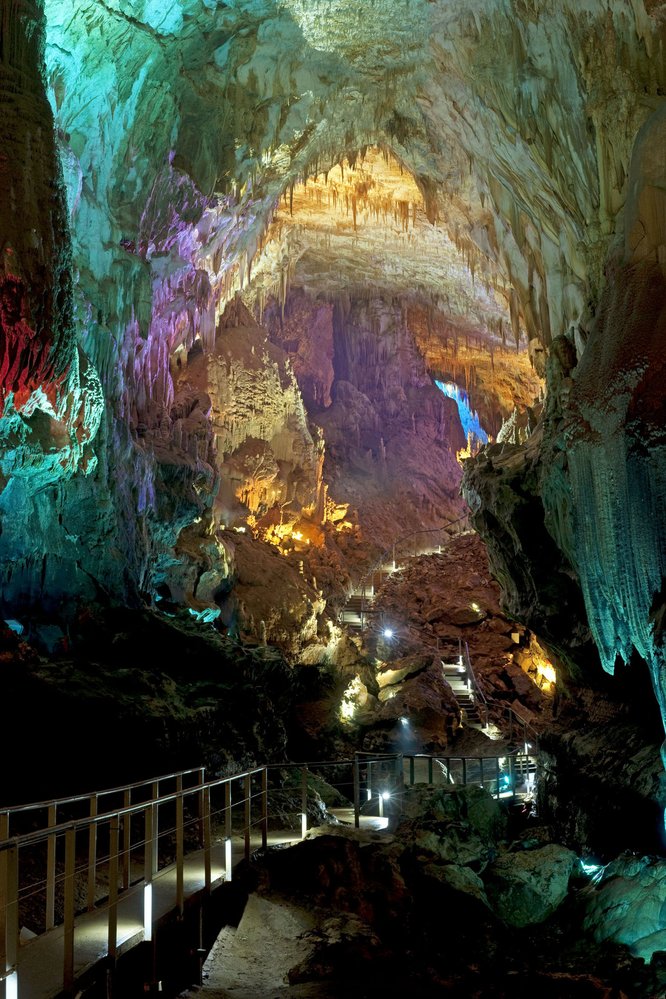 Jeskyně Prometheus v barevném (přebarveném) osvětlení