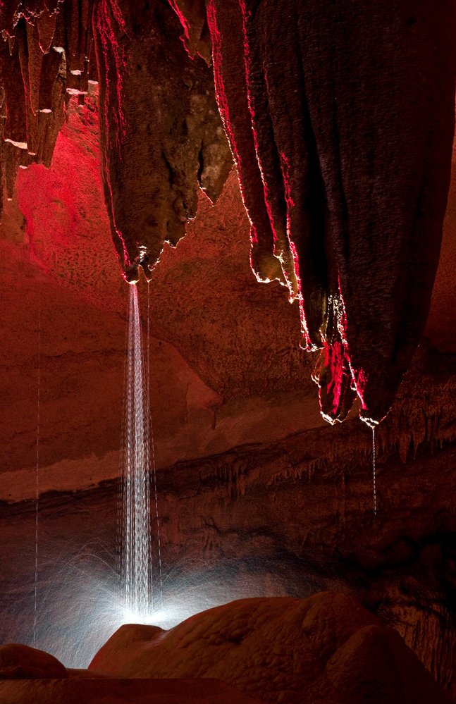Jeskyně Sataplia v barevném osvětlení