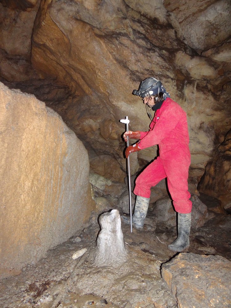 Jeskyně Satsurblia. Instalace teplotního dataloggeru