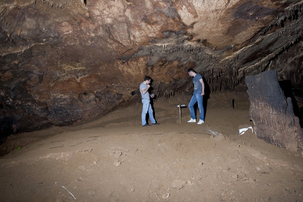 Jeskyně Prometheus. Gruzínští kolegové stahují data z dataloggerů v jeskyni