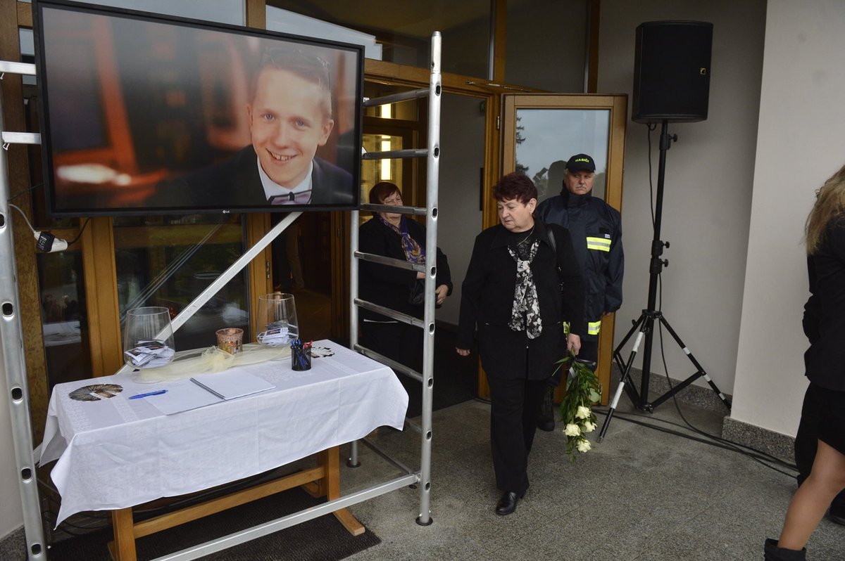 Pohřeb šestnáctiletého Petra, kterého ve škole ubodala vyšinutá Barbora Orlová.