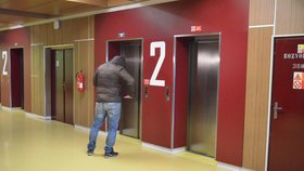 V těchto místech, u výtahů interního oddělení, byl heparinový vrah Petr Zelenka zatčen.