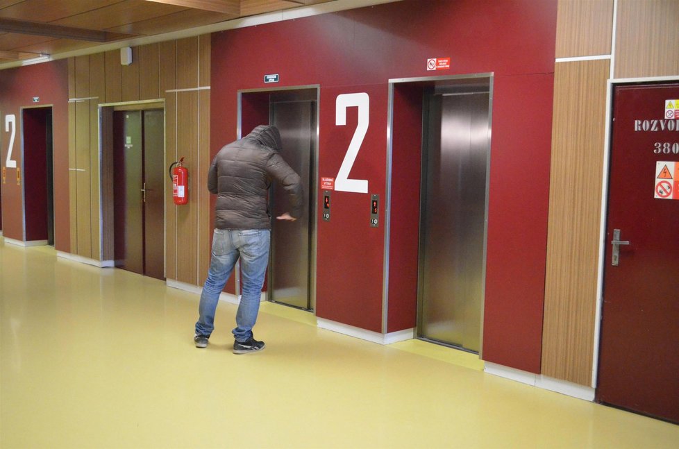 V těchto místech, u výtahů interního oddělení, byl heparinový vrah Petr Zelenka zatčen.