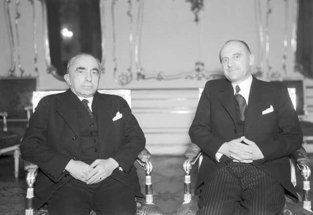 Primátor Prahy Petr Zenkl (napravo) a prezident Emil Hácha, rok 1938.