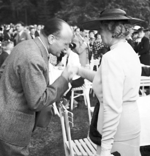 Petr Zenkl během zahradní slavnosti ve Zbraslavi s Hanou Benešovou, rok 1937