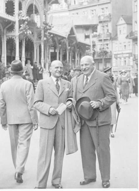 Petr Zenkl a starosta Karlových Varů na kolonádě roku 1937