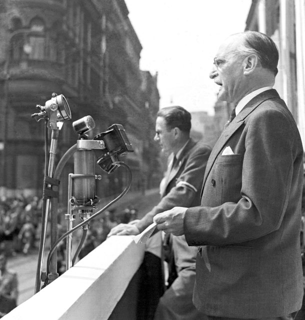 Petr Zenkl během manifestace na Václavském náměstí, rok 1946