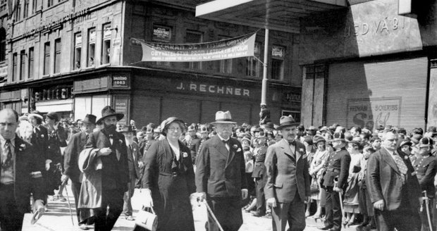 Petr Zenkl během prvomájového průvodu roku 1934 (druhý zprava)