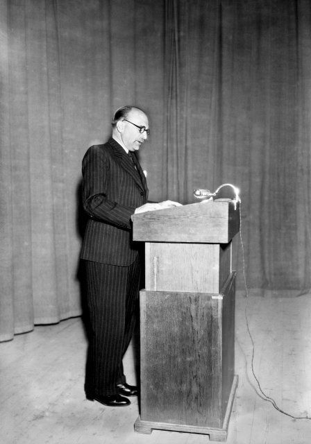 Petr Zenkl na přednášce v pražské Uranii, rok 1937