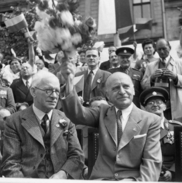 Petr Zenkl roku 1947 při oslavách výročí jeho národně socialistické strany