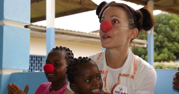 Petra Bučková jako zdravotní klaun v Kamerunu