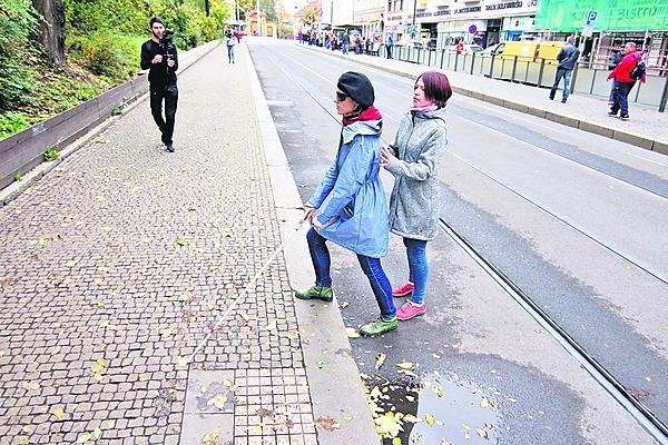 Vyzkoušela si na vlastní kůži, jak se cítí nevidomý v ruchu velkoměsta.