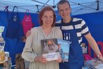 Vítězka soutěže Peče celá země Petra Buriánová (47) s manželem Petrem (56) představila ve Slavkově obě svoje kuchařské knihy.