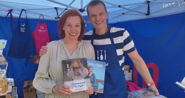 Vítězka soutěže Peče celá země Petra Buriánová (47) s manželem Petrem (56) představila ve Slavkově obě svoje kuchařské knihy.
