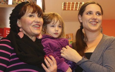 Bára Vaculíková s dcerkou Olivií Coco a maminkou Petrou Černockou