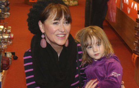 Petra Černocká  s malou vnučkou Olivií Coco. 