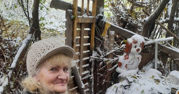 Petra žije ve skromném příbytku na okraji Klánovického lesa, stará se tu i o dva psi a deset koček