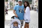 Petra s dcerkou Adrianou a manželem Simonem Šteklem na procházce ve Varech