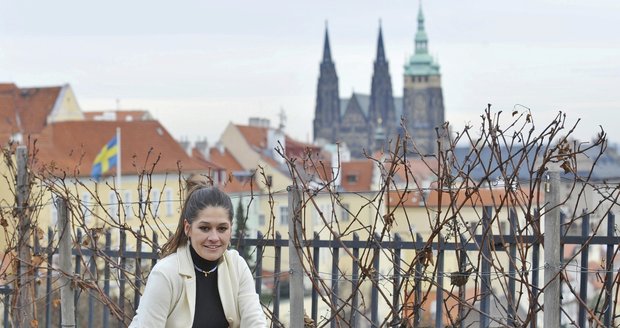 Petra Faltýnová venčí psa v mrazech v minisukni.