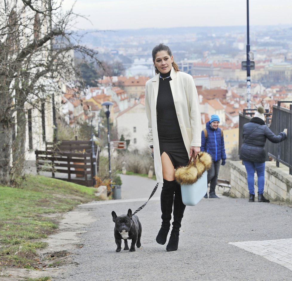 Petra Faltýnová venčila psa v mrazech v minisukni.