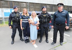 Šťastná maminka s policisty a záchranářkou.