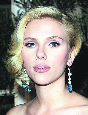 Podobá se kolegyni Scarlett Johansson.