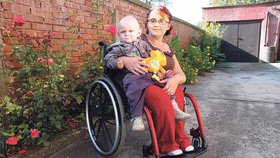 První fotografie v novinách. Petra drží v náruči svého skoro až vymodleného synka Viktorka a řeší jeden problém – potřebuje nový vozíček.