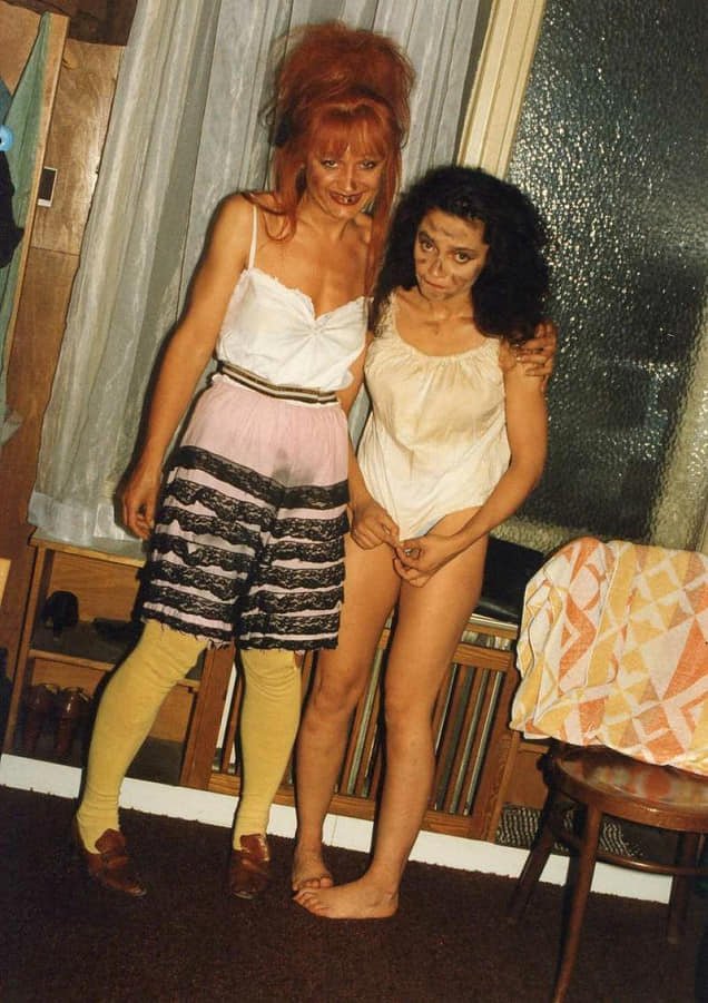 Petra Janů s Luckou Bílou jako malé ušmudlané holky, tehdy hrály v muzikálu Bídníci v roce 1992.