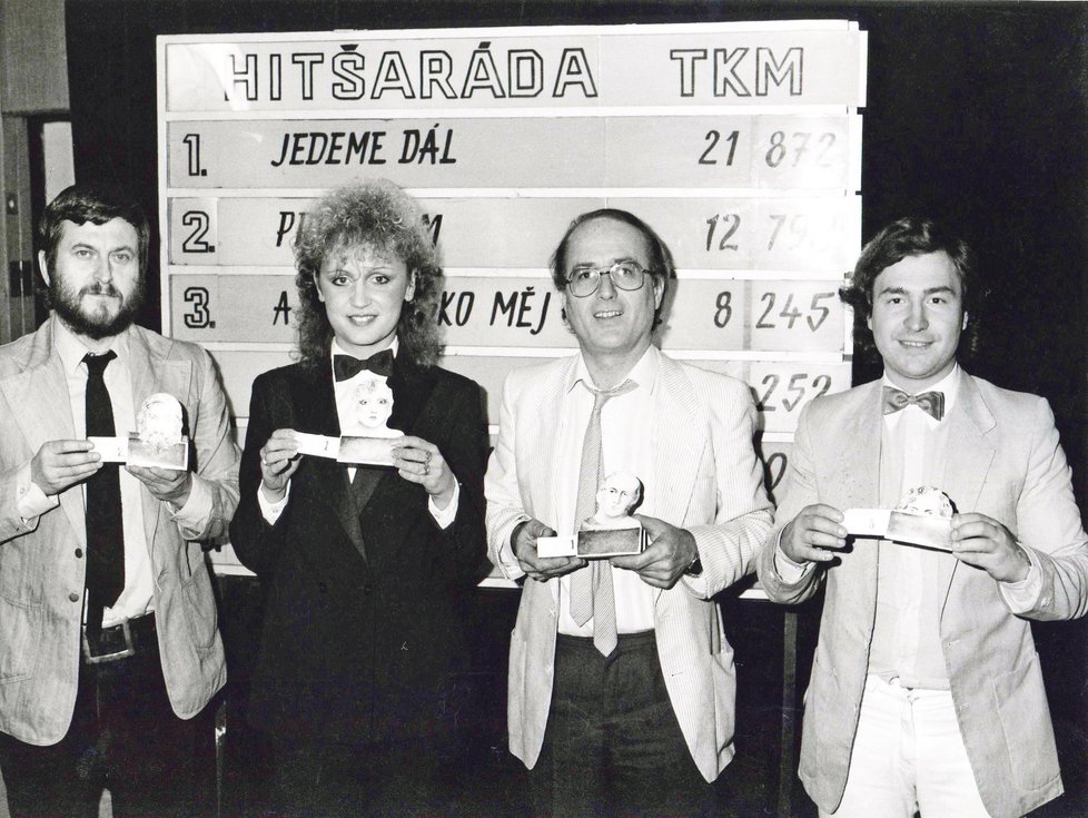 S Petrem Jandou Petra Janů nazpívala několik úspěšných duetů. František Ringo Čech (vlevo) ani Michal David (vpravo) na první příčku tehdy neměli.