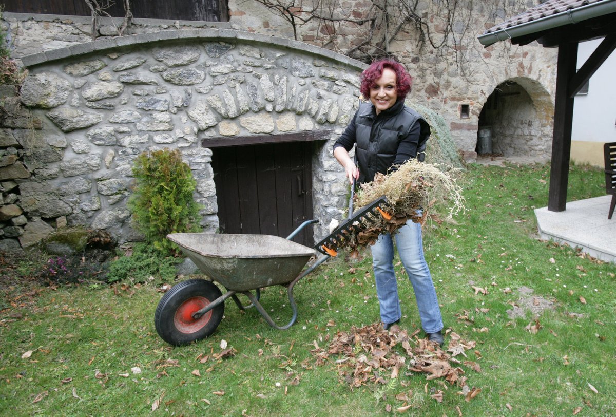 Shrabat trávu, i to se dá brát jako relax.