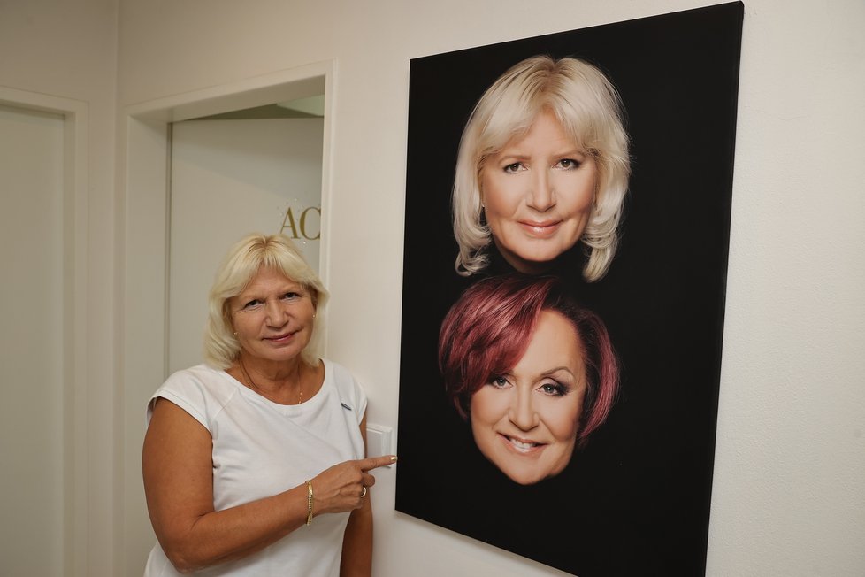 Ivana Němečková má společné fotky s Petrou vystavené na své pražské klinice.