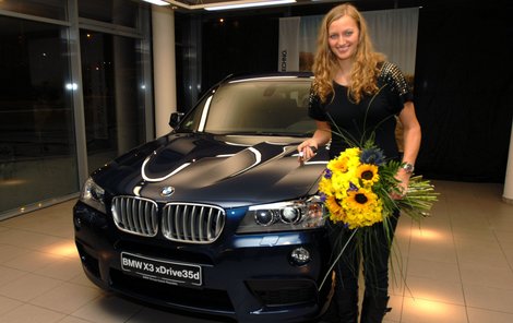 Petra Kvitová dostala nejen kytici, ale i zbrusu nový sponzorský vůz.