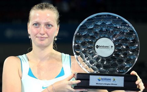Petra Kvitová s vítěznou trofejí v Brisbane.