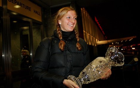 Petra Kvitová si trofej za triumf v Turnaji mistryň přivezla do Moskvy.