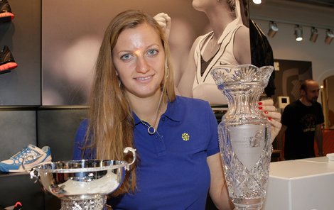 Petra Kvitová a trofeje z Turnaje mistryň a Fed Cupu. Wimbledonský talíř je ve Fulneku.