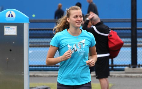 Petra Kvitová už běhá po kurtech v Melbourne.