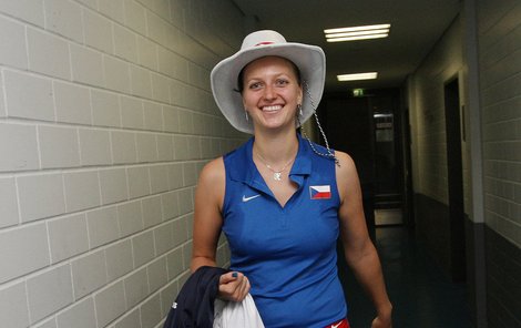 Petra Kvitová s kloboukem, který dostala od fanoušků za své výkony.