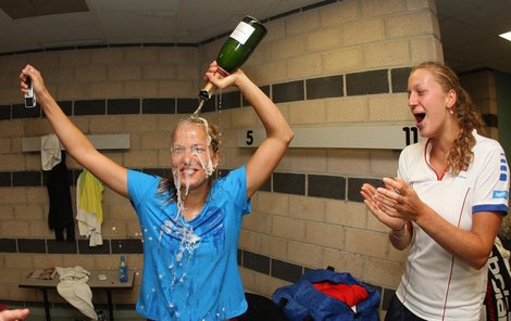 Barbora Záhlavová-Strýcová se v šatně »zalévá« šampaňským a za potlesku Petry Kvitové startuje bouřlivé postupové oslavy!