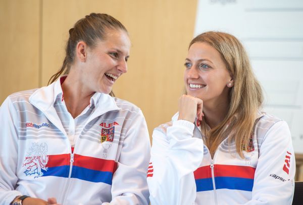 Karolína Plíškováína s Petrou při Fed Cupu, který tentokrát obě odpískaly.
