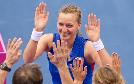 Petra Kvitová si plácá s českou lavičkou, druhý bod nakonec získala.