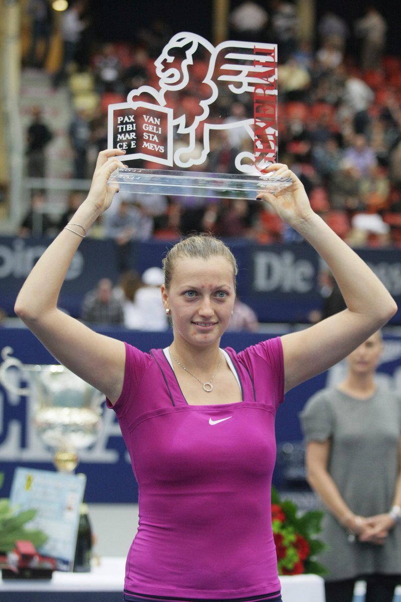 Říjen - Rakouský Linz a pátý turnajový triumf, Slovenku Dominiku Cibulkovou spláchne lehce 6:4, 6:1.