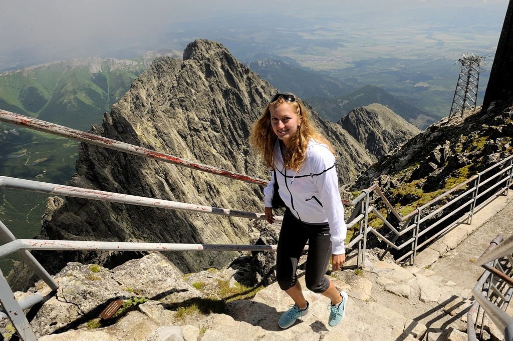 Červenec - Během relaxačního soustředění na Slovensku odkrývá hvězdu na chodníku slávy v Tatralandii – je opravdovou superstar.