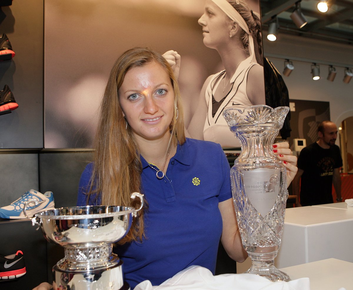 Petra Kvitová a trofeje z Turnaje mistryň a Fed Cupu. Wimbledonský talíř je ve Fulneku.