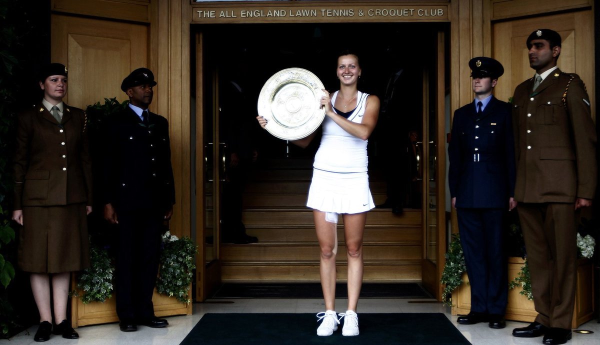 Pózovačka hrdé vítězky Petry Kvitové před vstupem do All England Clubu, kam má mimochodem nyní jako všichni šampioni volný vstup.