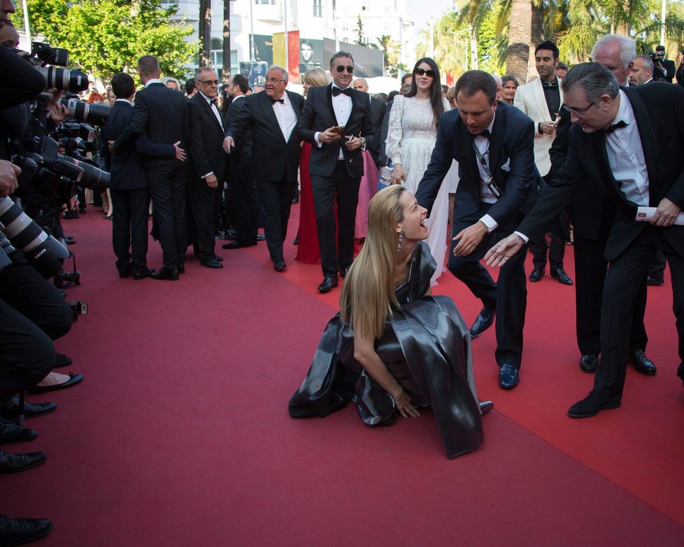 Petra Němcová klopýtla na červeném koberci v Cannes.